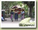 In Maya-kleren gestoken dames die je vanalles proberen aan te smeren in het park, vooral als je rondloopt met een camera.