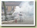 Guatemalteken zijn dol op vuurwerk. En dus werden er tijdens het feest bij La Merced mortieren afgeschoten. Deze meneer moet het plantsoen blussen, want het vatte al vrij snel vlam.